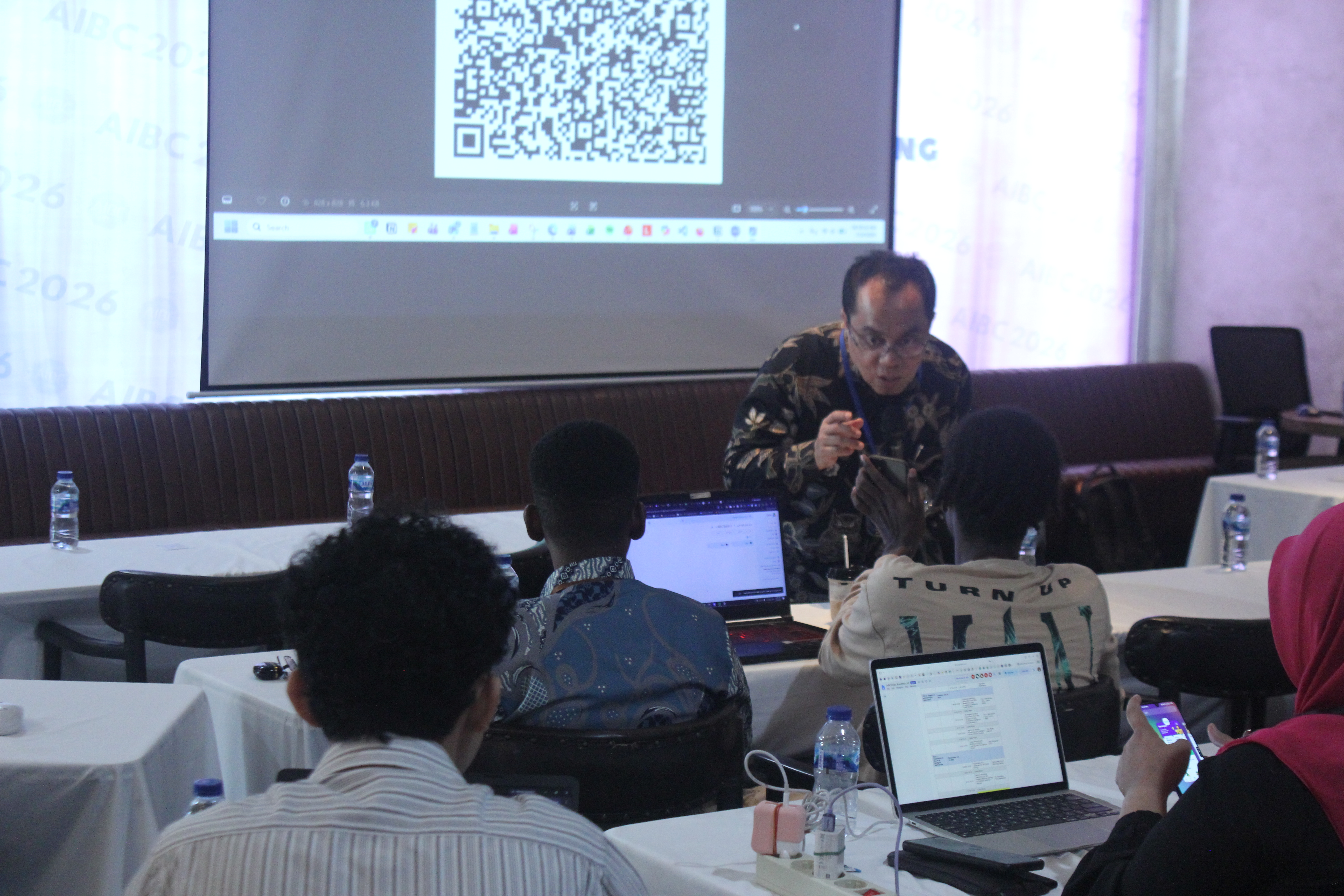 Dr. H. Benrahman menyampaikan materi International AI Boot Camp di Merdeka Tower Jakarta pada 7 Juli 2026