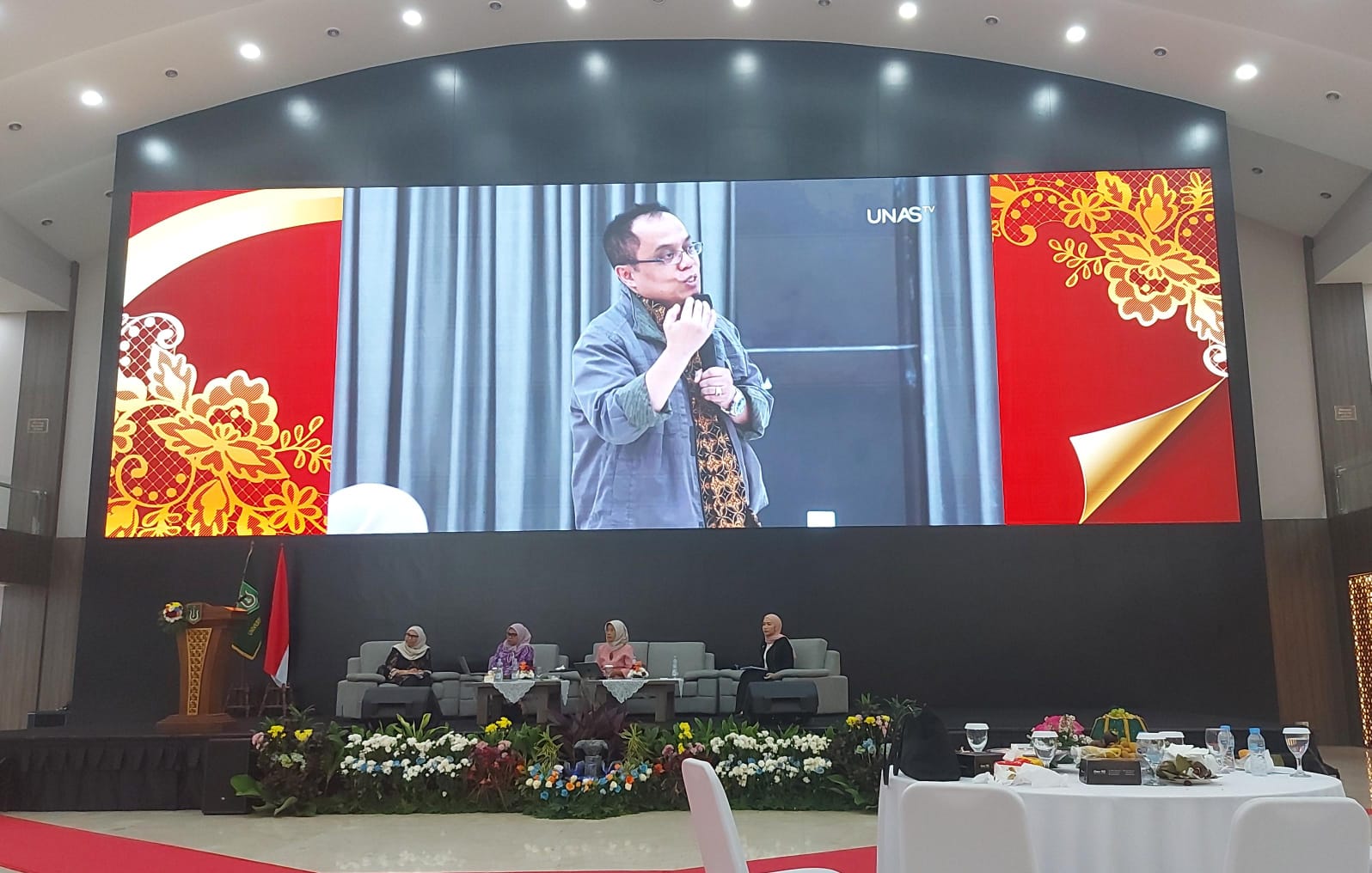 Menyampaikan pertanyaan tentang pencegahan kekerasan terhadap perempuan dan anak dalam sesi diskusi pada 31 Agustus 2026