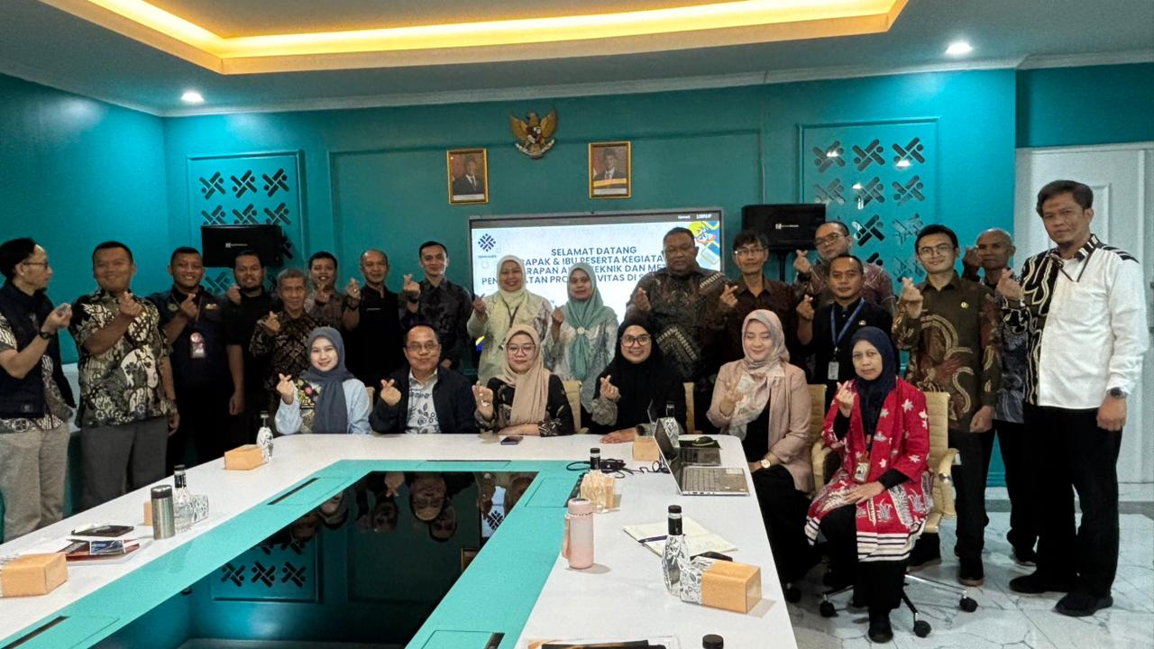 Foto bersama peserta dan narasumber kegiatan pelatihan