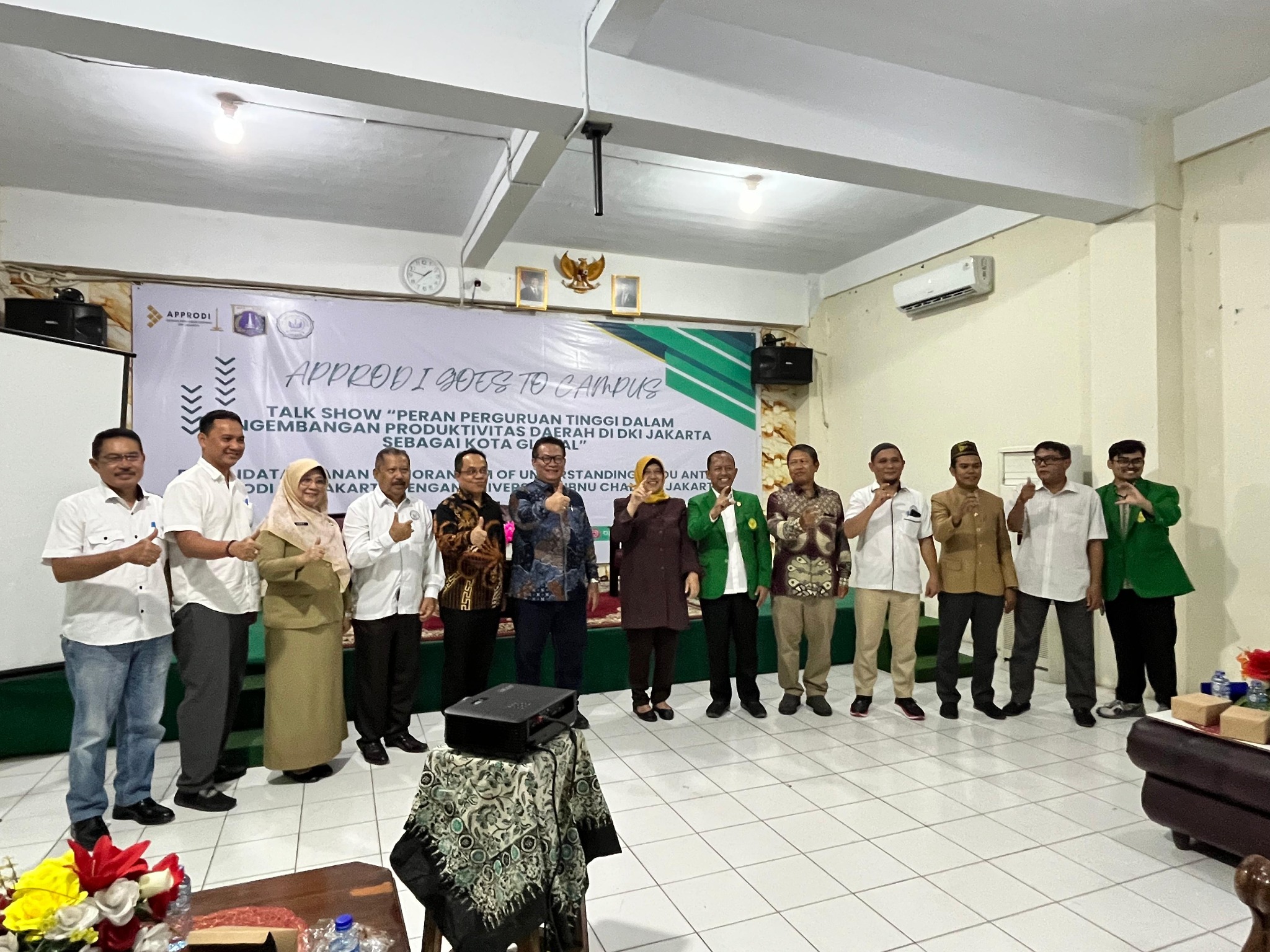 Foto bersama dalam kegiatan APPRODI Goes to Campus